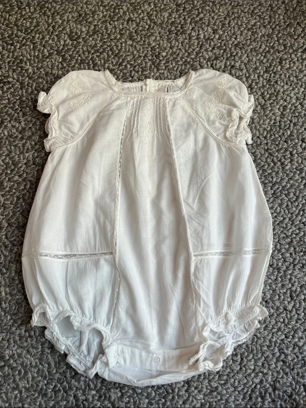 Bonpoint White Baby Bubble Romper with Lace Trim NEW